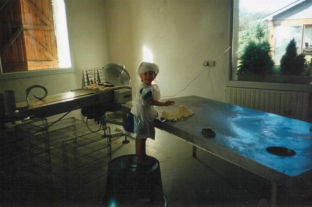 Caroline prépare des fromages